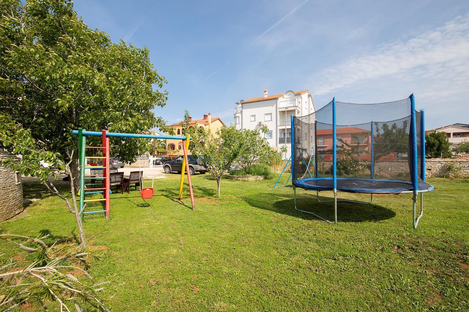 Modern Stone House With Flowers & Playground Medulin Zewnętrze zdjęcie